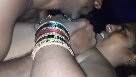 Bibi India dan omnya bersenang-senang penuh di malam hari, sperma menetes dari memeknya