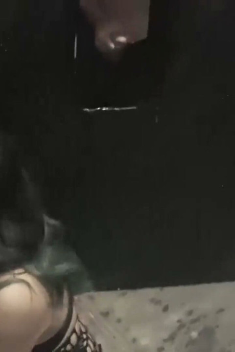 Latina kitty schluckt mehrere ladungen im gloryhole