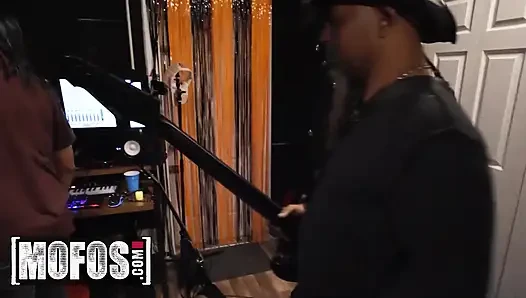 Mofos - kunjungan studio si semok nia bleu berubah jadi liar saat dia berlutut untuk ngentot gaya doggy habis-habisan