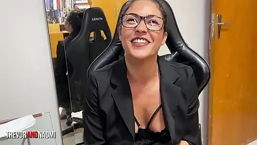 Она работает допоздна, чтобы остаться наедине с начальником и получить горячее молоко во влагалище!