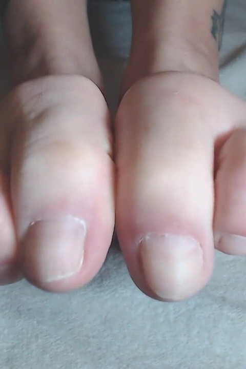 Bare short toenails toe wiggling