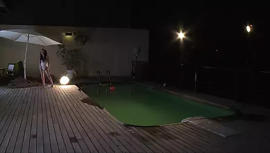 Jordanne güzel esmer yüzme havuzunda striptiz