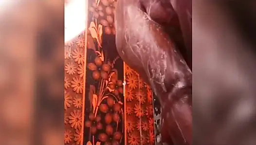 Ammu tatlı amcığını sabunla yıkıyor