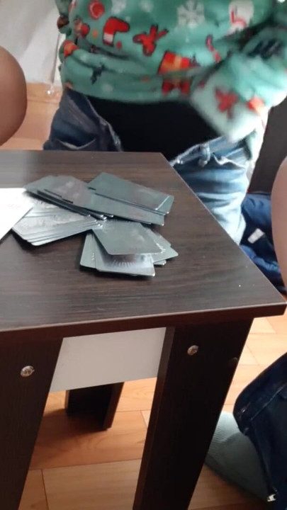 カードゲームが熱いレズビアンのスリーサムに変わった | クリップ 2