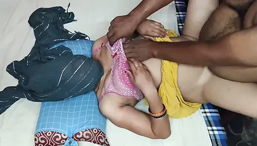 Bernyanyi dengan payudara indah yang memberikan orgasme kepada seorang wanita dengan vagina yang cerah