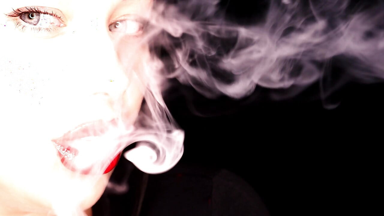 4K Aplicando brilho labial e fumando e cuspindo fetiche
