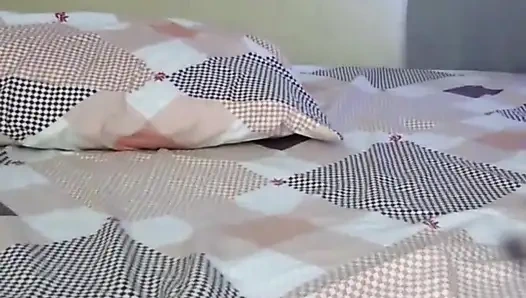 Lina, seksi ince zenci, amcık ıslatıyor ve parmaklıyor