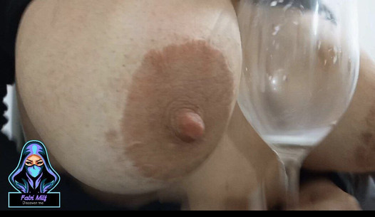 Grandes Tetas de leche, son exprimidas mientras tengo un orgasmo.