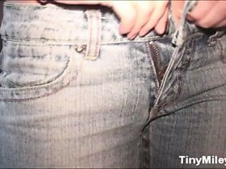 Minúscula Miley esfregando sua buceta molhada e dedilhando