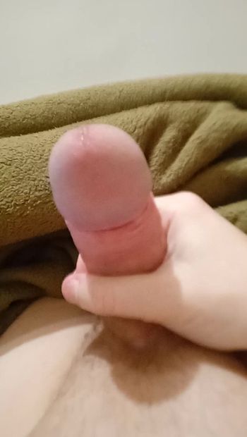 Un jeune mec masturbe sa petite bite n ° 3