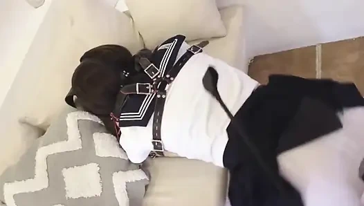 In Jk-kleidung gekleidet wird gefesselt und ausgepeitscht