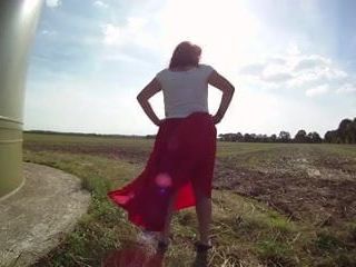 Červená saténová sukně vítr