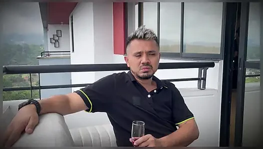 Doğum günü partisinde eşimin önünde şehvetli yengemle yatıyorum, bizi keşfediyor