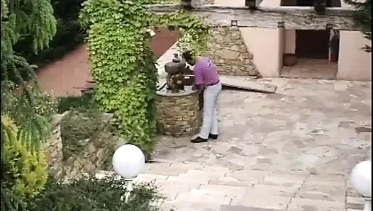 Ein Körper, Der so Perfekt Ist, Ist Unwiderstehlich: Er Fickt Sie Im Garten in Den Arsch.