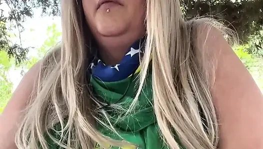 Brasilianische bBW-MILF-göttin raucht ritual in der natur