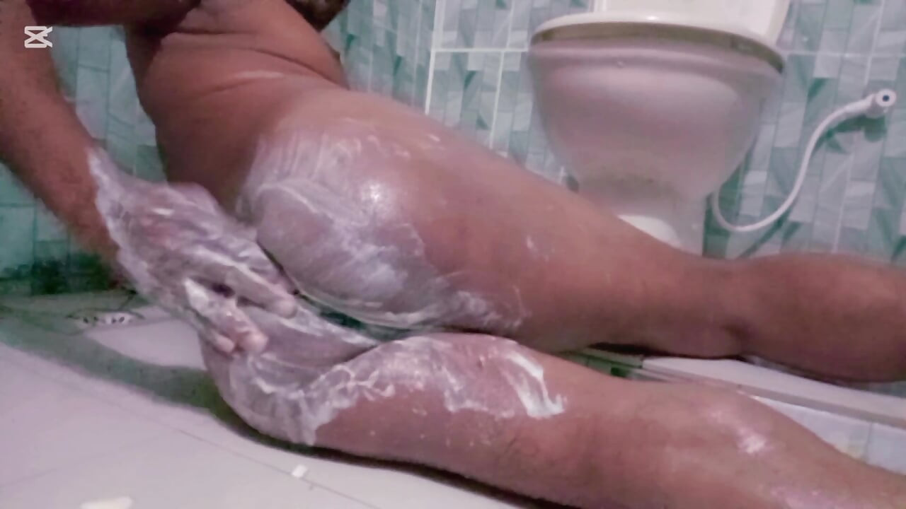 Ini adalah vedio seks anal. Di kamar mandi