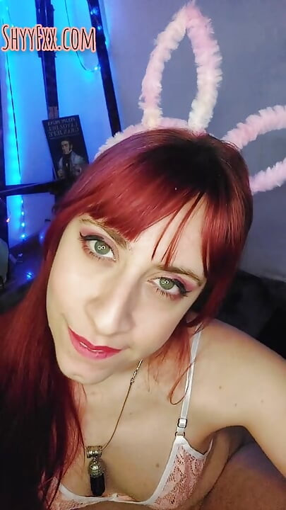 Shyyfxx, je ondeugende konijntje bereidt je pik op je voor om haar in haar kont te neuken! Anale Joi