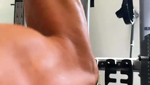 Goddess Kandy's Shrunken Gym Voyeur Gets Consumed
