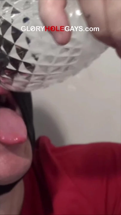 St. Gallen Gloryhole - vrela akcija pušenja kurca za napaljene kurčeve