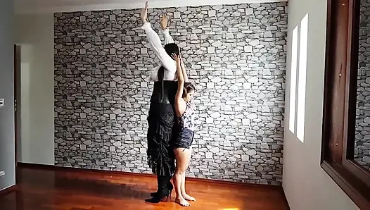 Tiefe hände, riesige internation von amazonen-riesenmädchen und sexy dünner sklavin