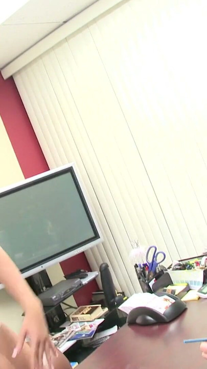 Un directeur de bureau surpris baise la cam girl excitée sur son bureau | Clip 1