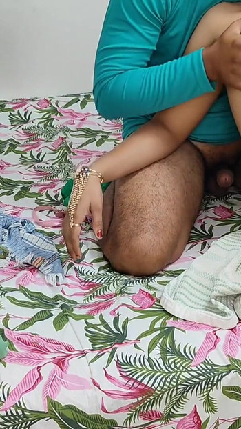 Must-see moment from "Komal took off her clothes and went to take a bath, the brother came and was listening to her climb"