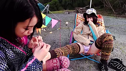 Saku Kurosaki'nin terli ayak parmakları Fuka Nagano'nun dilinde. O tat seni takıntı haline getiren. Şimdi başka ne koklamak istiyorsun?