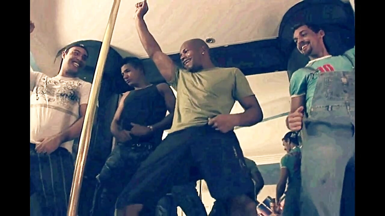 Групов секс за по-възрастна курва, която се изпразва върху циците от големи курове