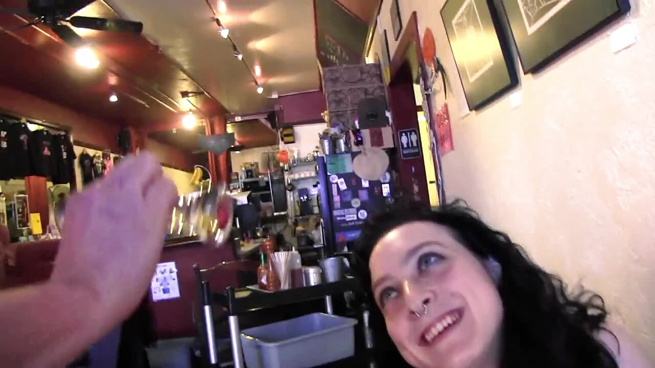 Ein teeny und eine alte milf haben viel vergnügen mit einem großen vibrator.