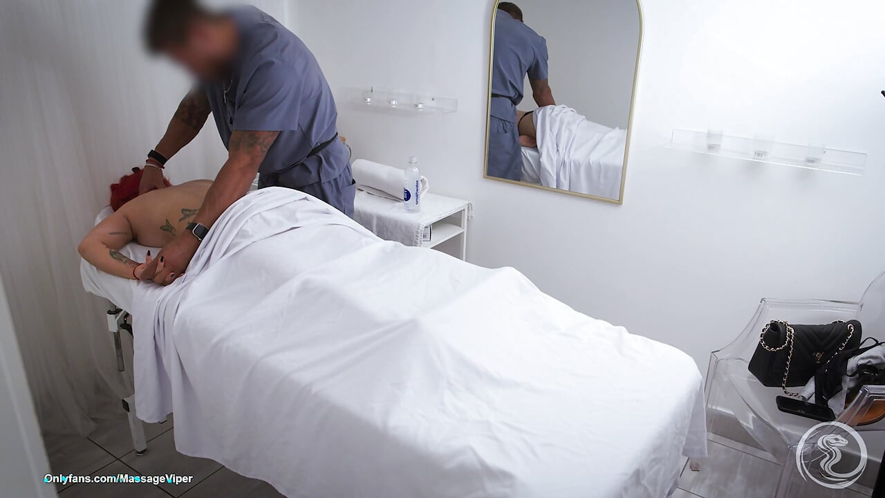 Storbrystet klient sprer bena på massasjebenken 69, facesitting, doggystil og ansikts- og titte-sprut