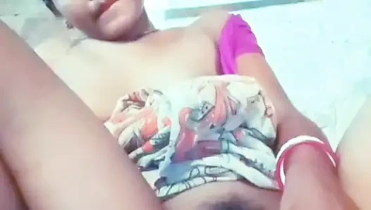 Memek istriku yang lagi sange berat ini dientot habis-habisan pakai botol dan memeknya dicrot sperma hangat