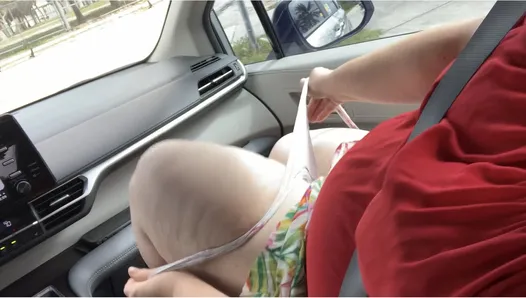 Une maman MILF au gros cul avec de gros seins surprise en train de se masturber en public dans une voiture et de se faire doigter par un black - une ssbbw sexy et excitée