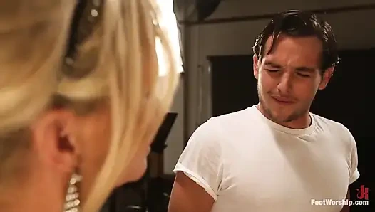 Terli ayaklı orta yaşlı seksi kadın!