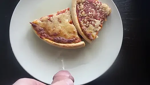 Pizzayı yemek için üzerine işeyorum