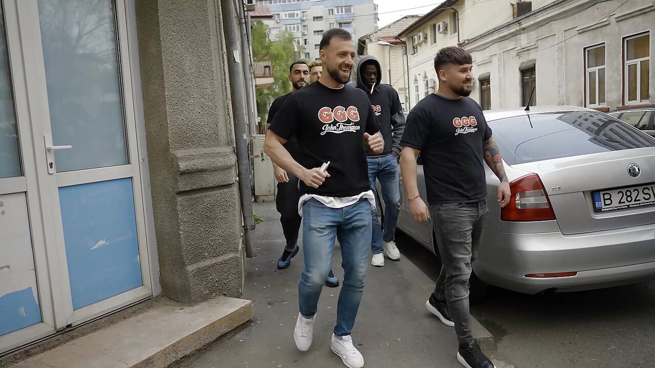 GGG John Thompson - Kurva pokrivena od glave do pete