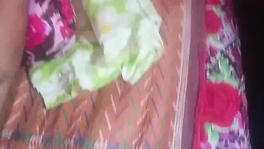 Ich rief meine schöne sexy MILF in mein zimmer, habe sie auf dem Bett gelegt und meinen penis in ihre muschi eingeführt.