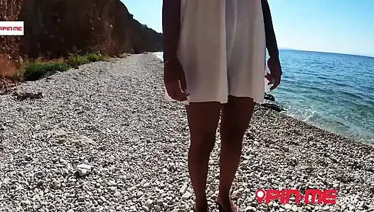 Aku lagi asik seks threesome di pantai sama 2 cewek cantik yang aku temui di dating app