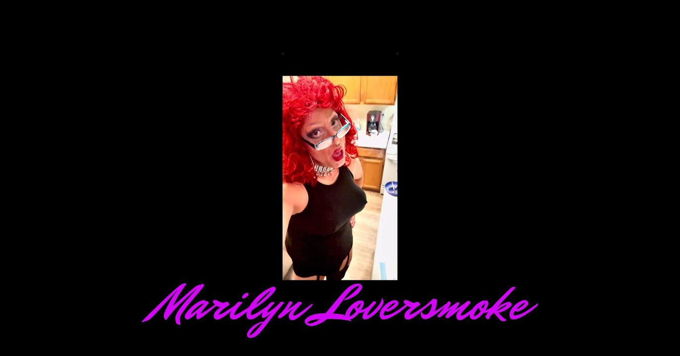 Η Marilyn στην κουζίνα είναι χαριτωμένη.