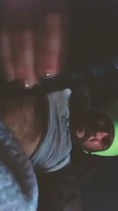 Cody goza fundo em sua luz de carne