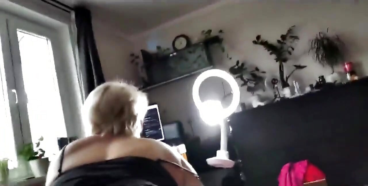Het is goed als je vrouw een webcamhoer is van haar beroep! Het is niet saai met haar in bed! Heb je het geprobeerd?