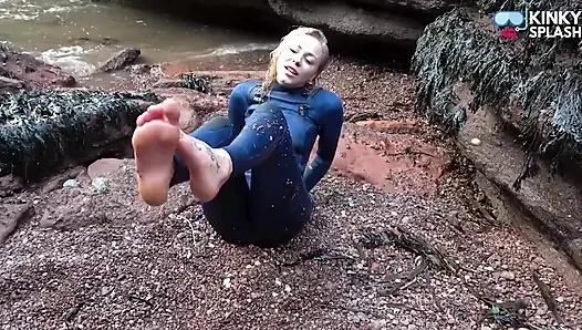 Salty Wetsuit Toe lagi asik nyepong kontol budak seksnya