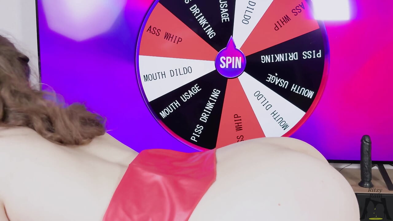 Η Ritzy Rain Fixed In Bondage With Mouth Spider O-Ring Gag κυριαρχείται με τη βοήθεια του Fortune Wheel