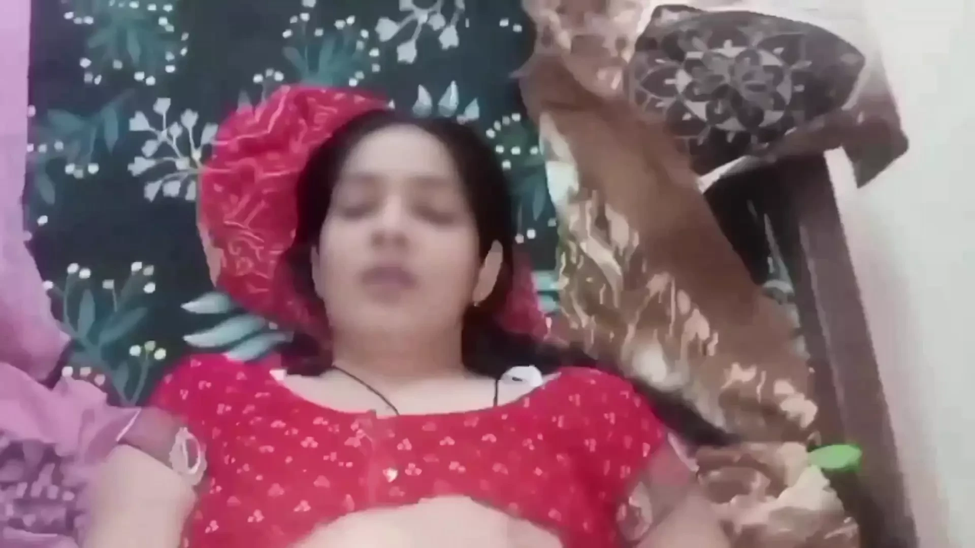 Hintli üvey kız kardeş ve üvey erkek kardeş ebeveynlerinin arkasında seks ilişkisi yapıyor ve tam gece seks yapıyor, lalita yenge