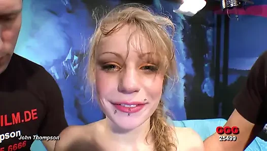 Ggg - netz-blondine gespreizt weit für hartes hämmern