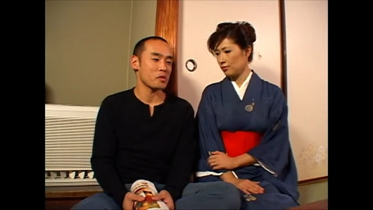 P128G04 A beautiful proprietress who seduces a male customer of a couple with a complicated relationship at a long-established inn on Enoshima. A sensual erotic drama where the human dramas of each character intersect!
