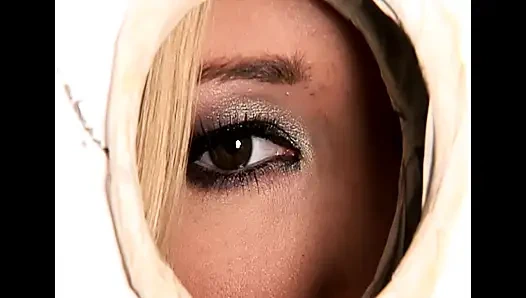 Cewek nakal rambut pirang ini lagi asik nyepong kontol di kamar mandi