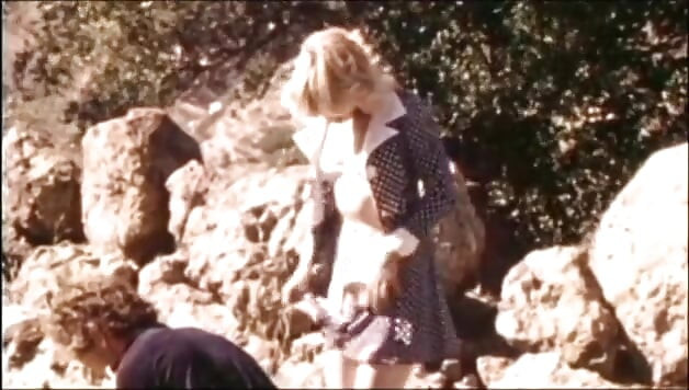Vintage porn: duas jovens putas ao ar livre fodendo com o pau de John Holmes