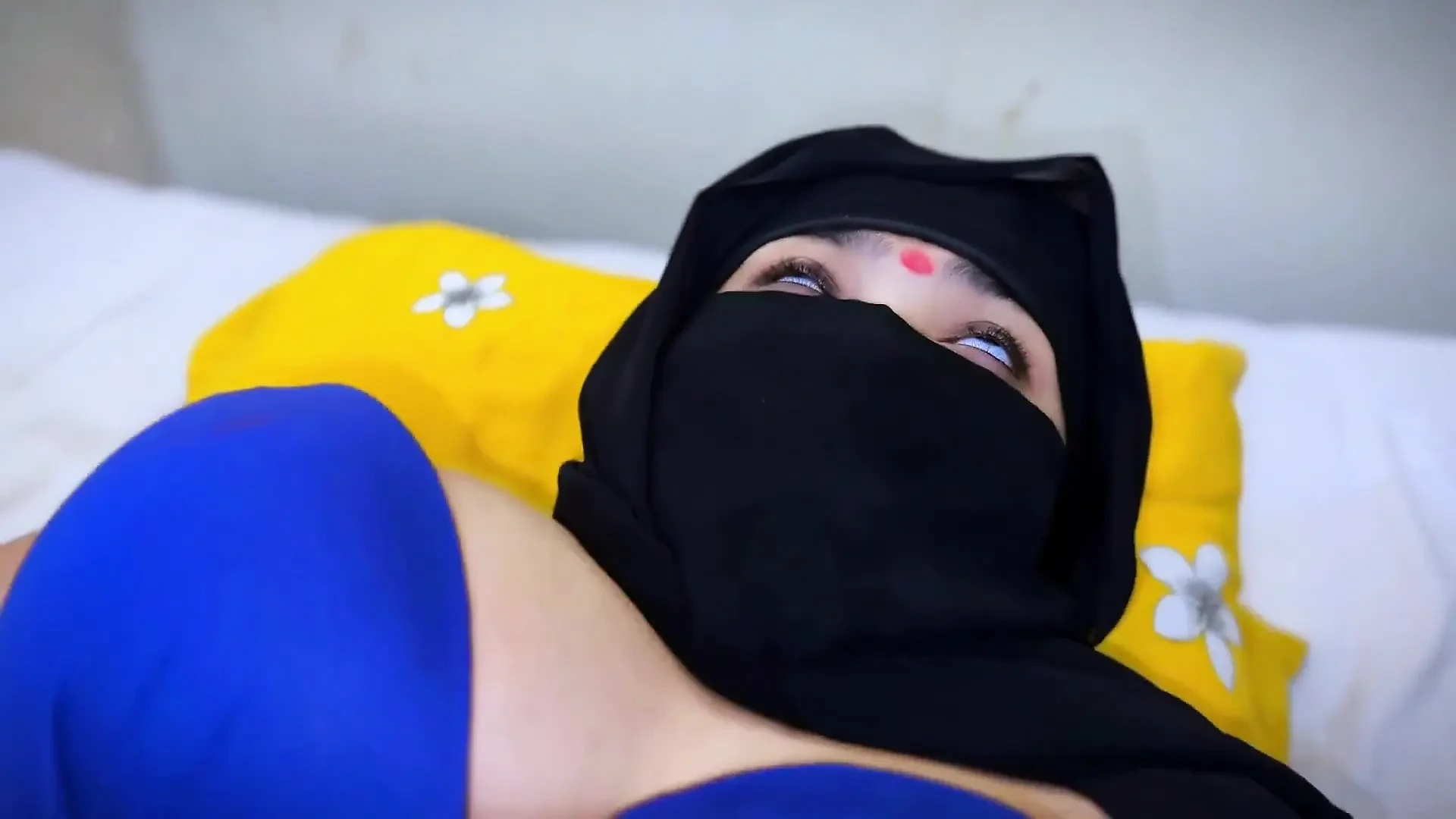 Hijabi Muslim Girlfriend Send Me Pussy Licking Video in Early Morning