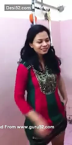 Desi lady’s hot bathing video