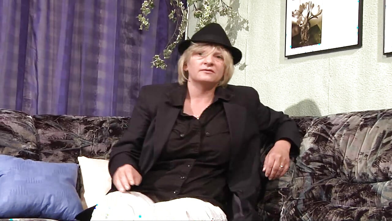 Alman genç erkek avcısı büyük bir dildoyla kendini dolduruyor